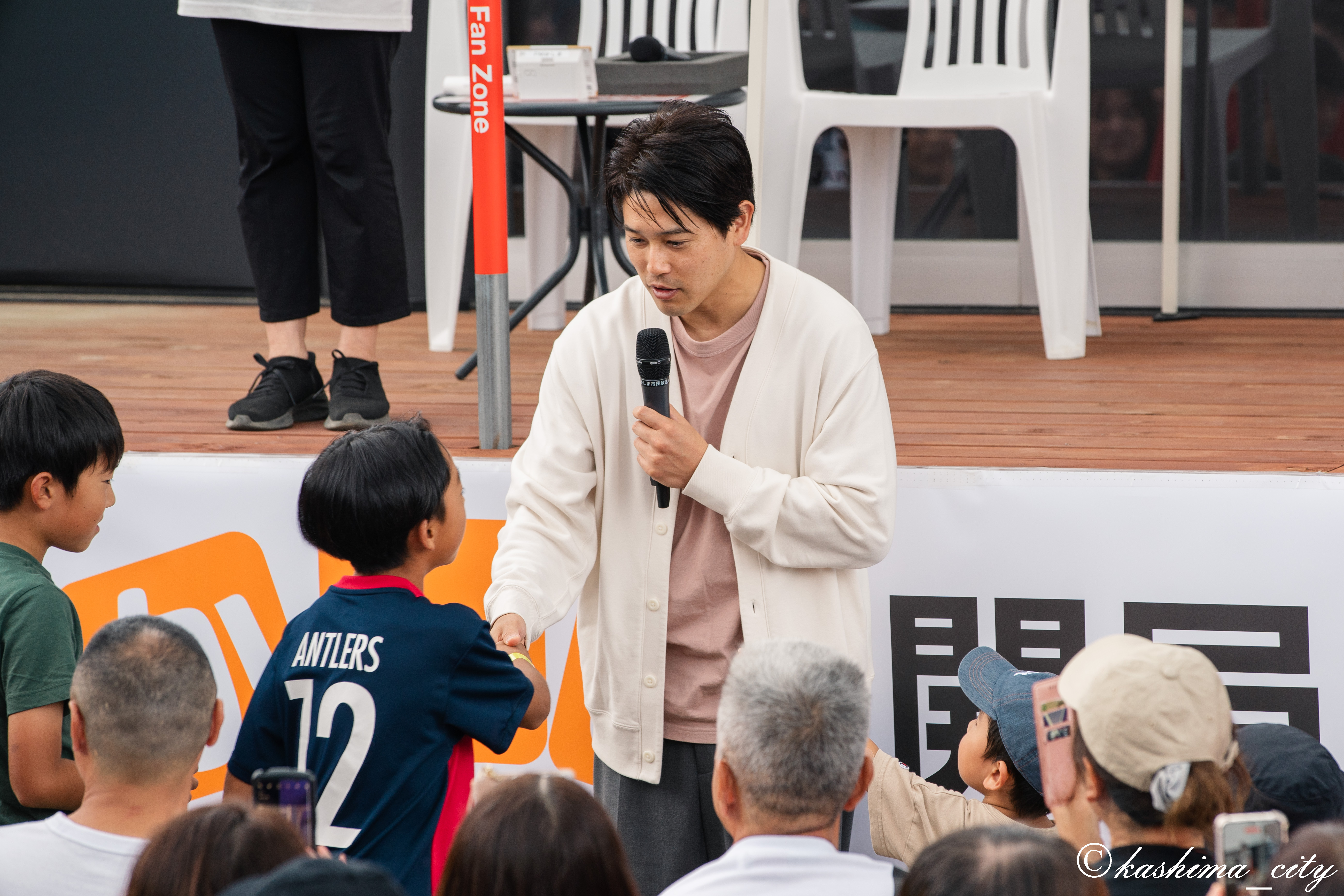 少年と握手する内田さん