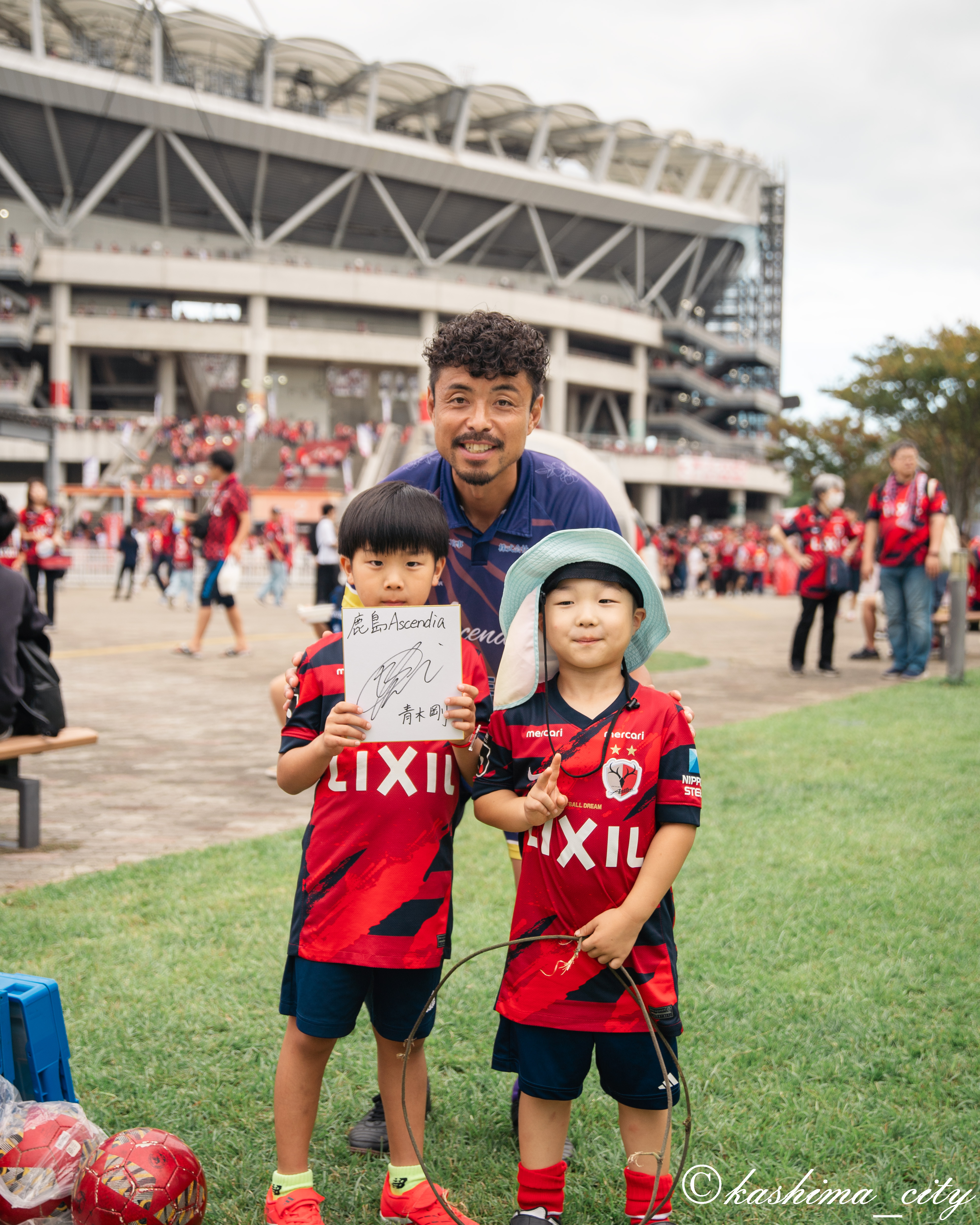 フットゴルフの青木選手と子どもたち
