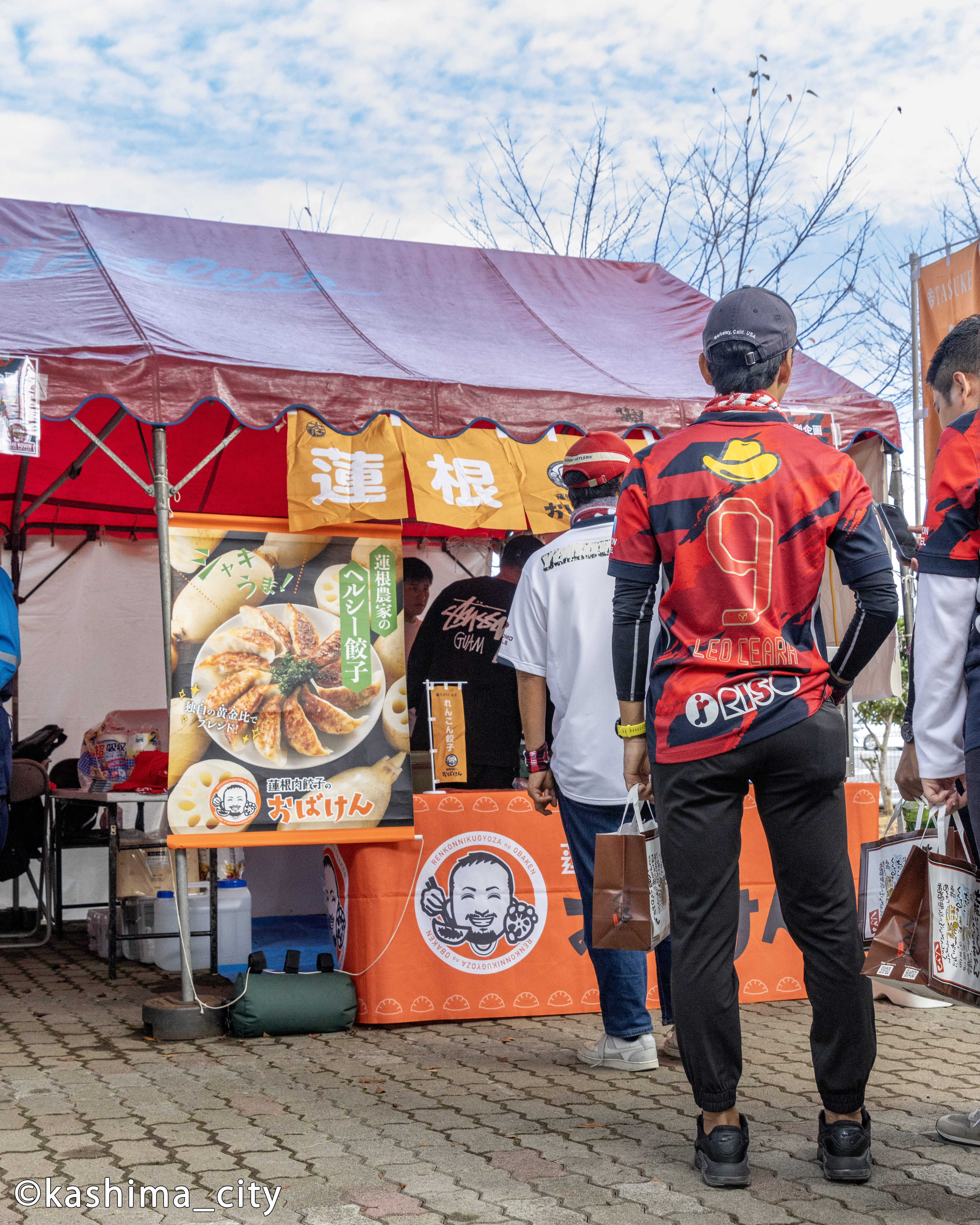 蓮根餃子の購入に並ぶ方々