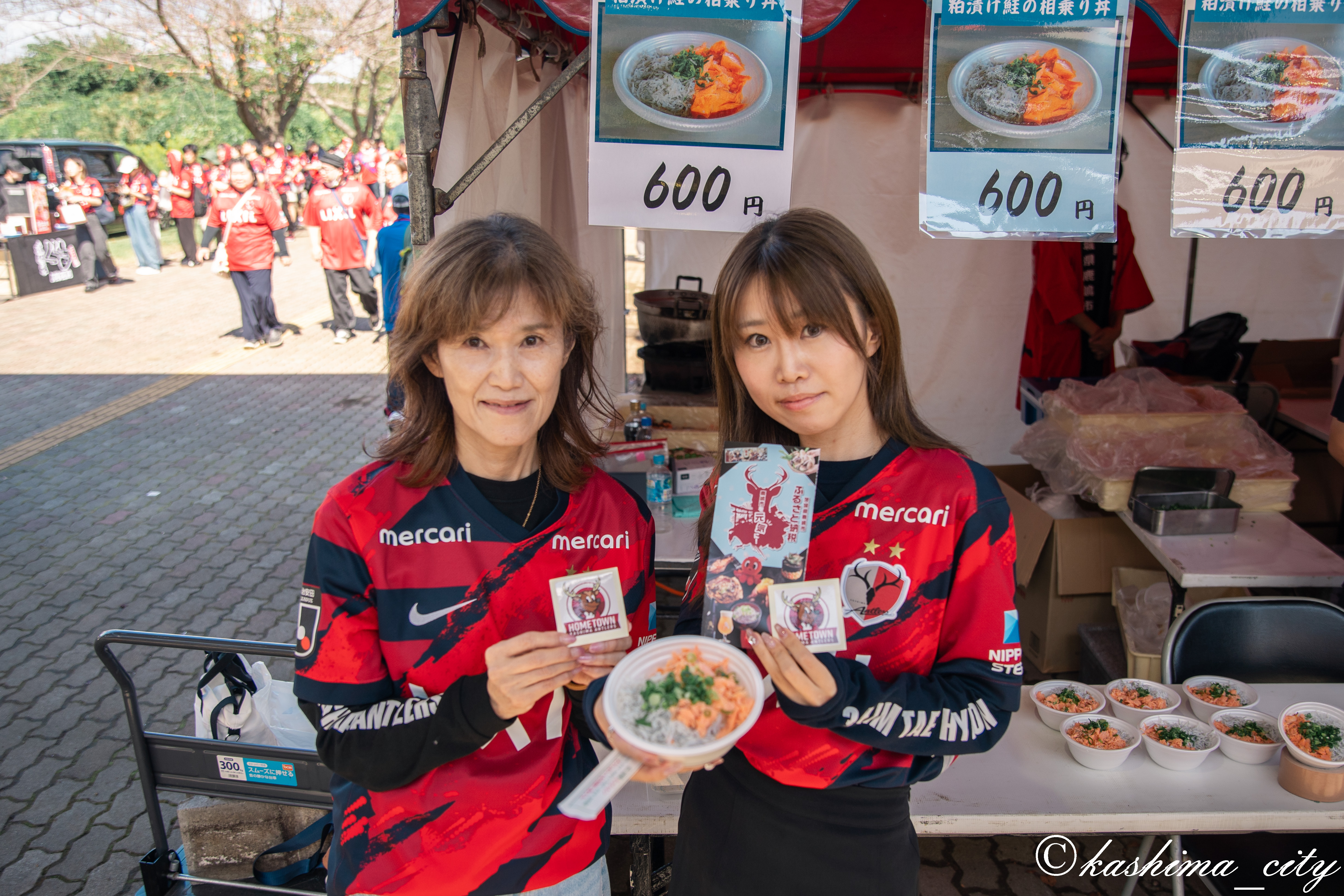 しらす丼をもつ女性たち