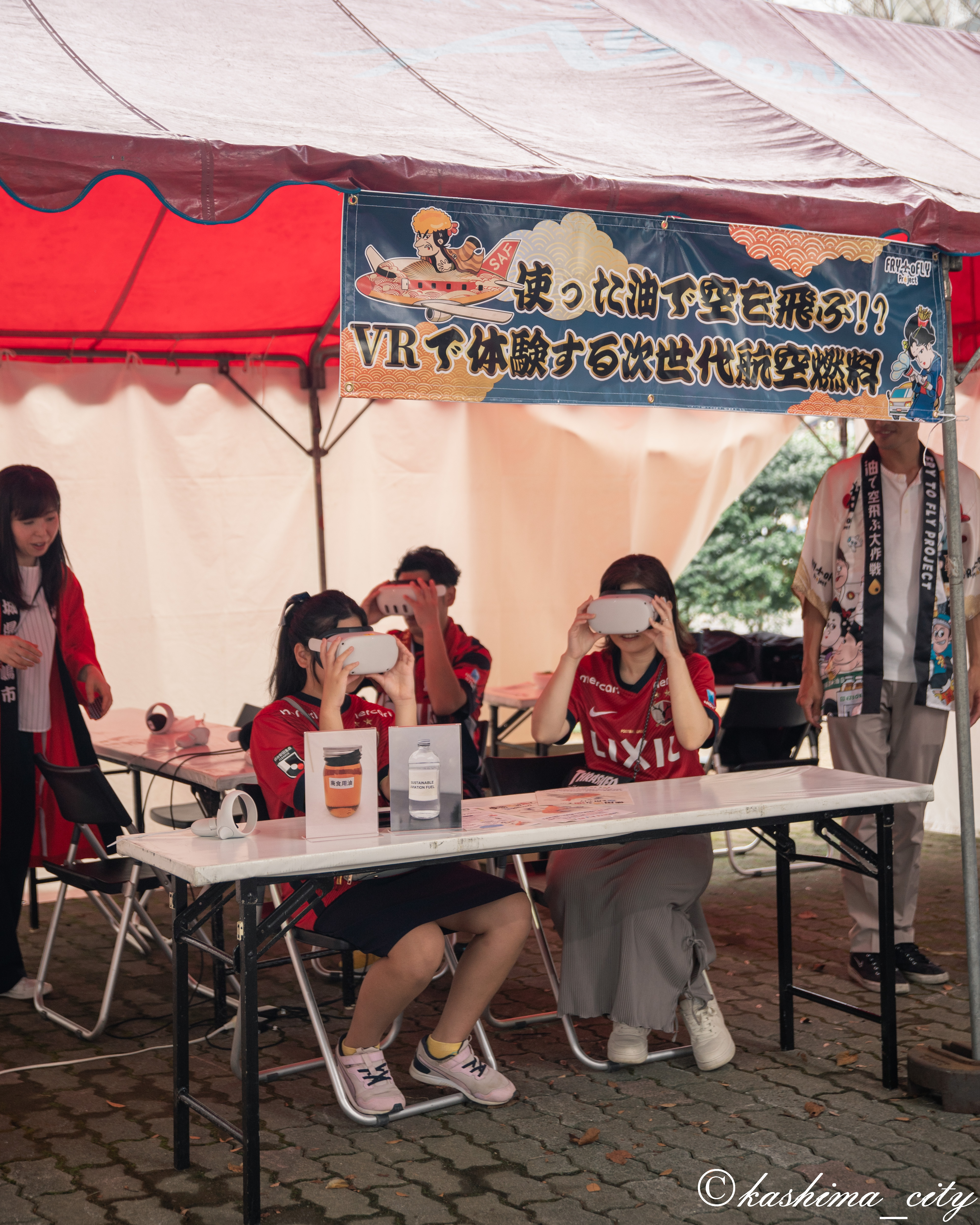 VR体験をする人