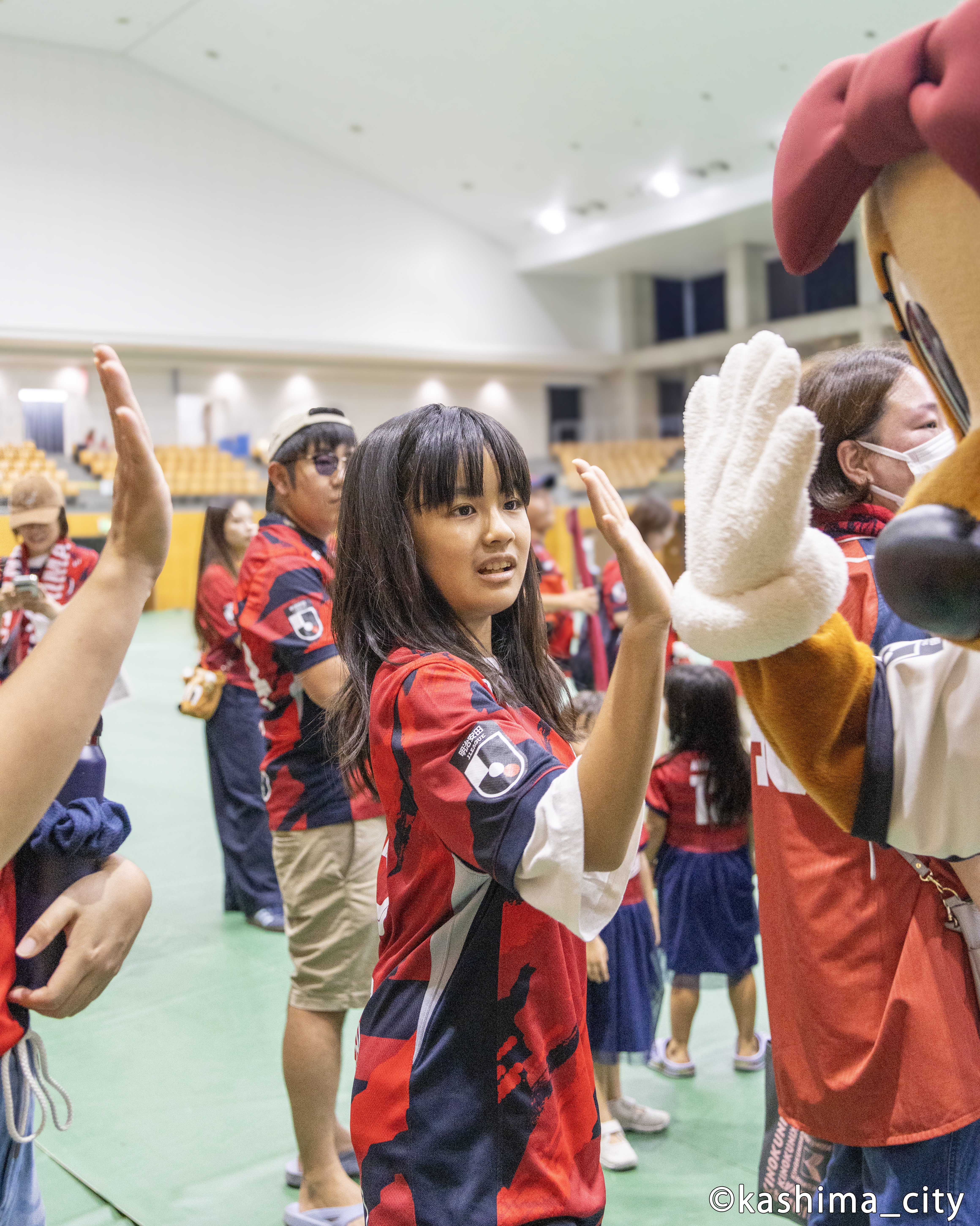 ハイタッチをするアントンくん