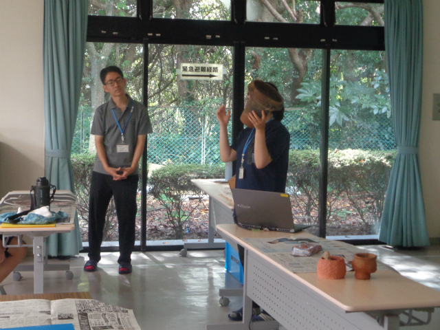 縄文土器の説明をするドキドキセンターの職員