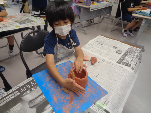 土器を成型する子ども