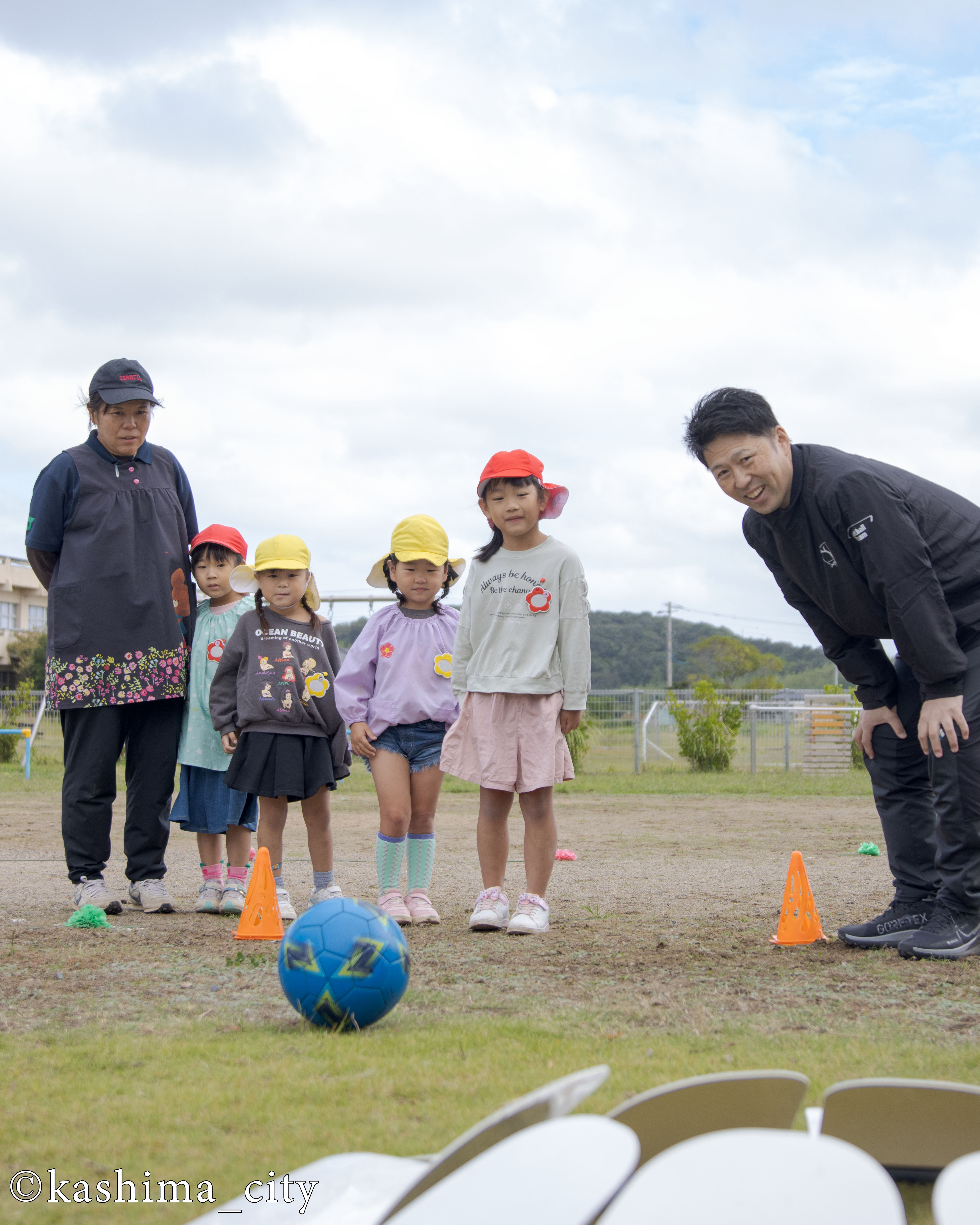 フットゴルフをする女子園児