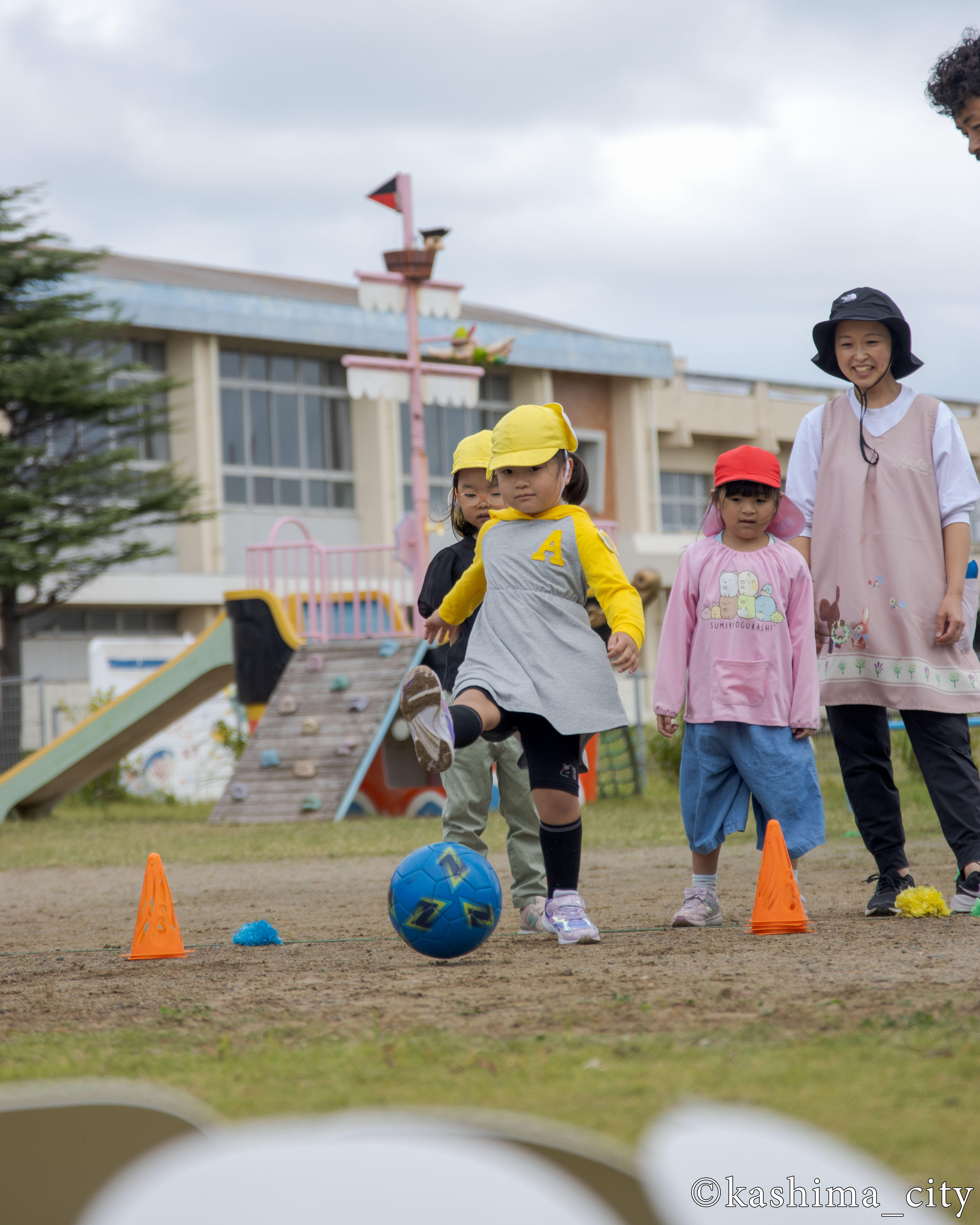 フットゴルフをする女子園児③