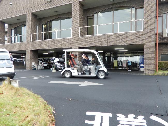 カートに乗って出発する写真