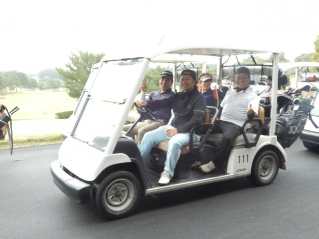 カートに乗って出発の写真