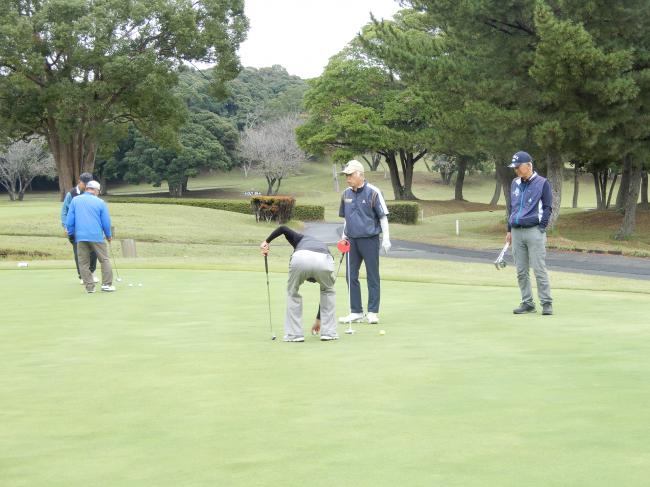 ゴルフをしている写真1