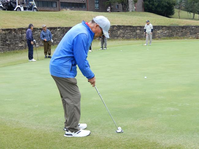 ゴルフをしている写真2