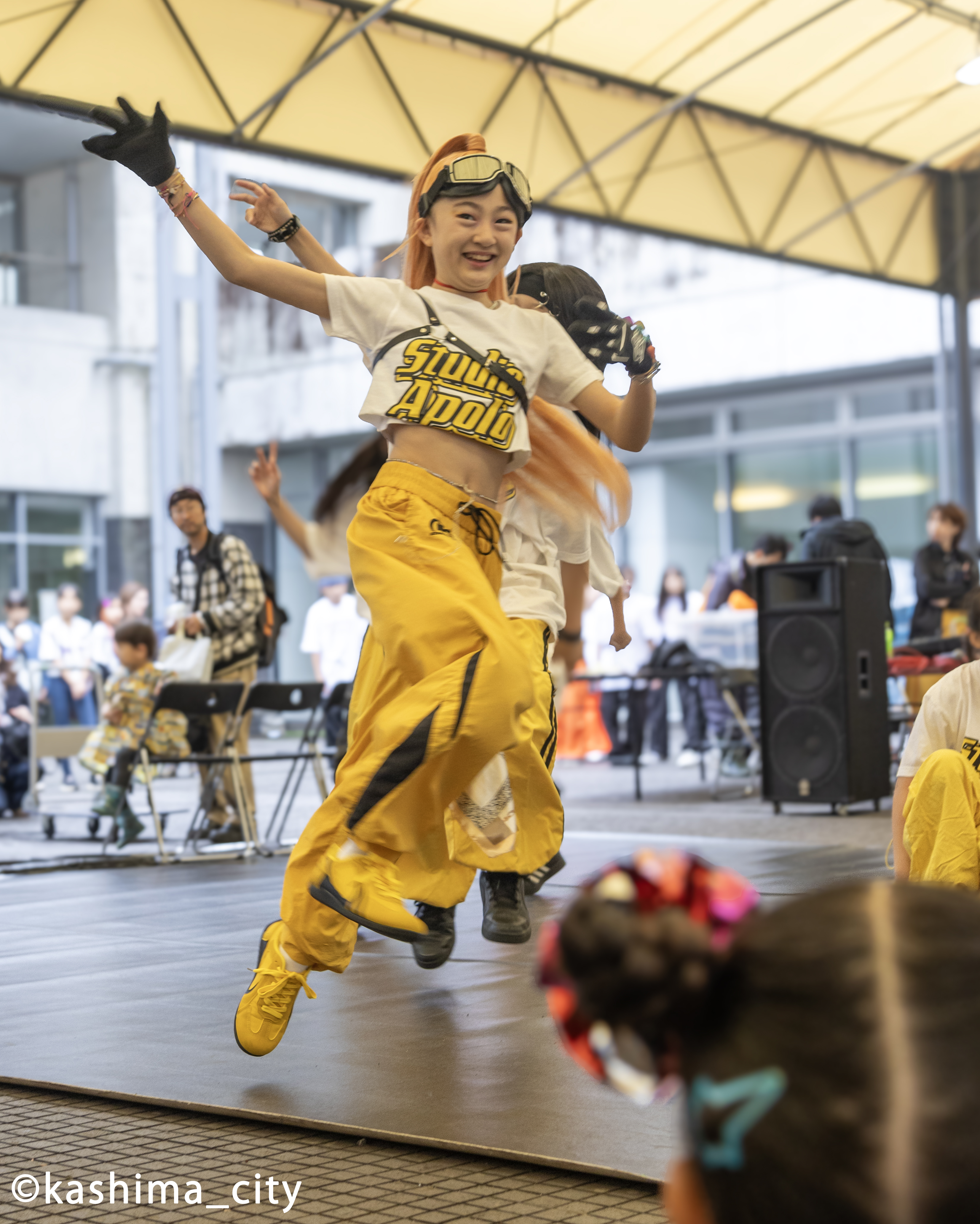 HIPHOPダンスをするオレンジ髪の女の子