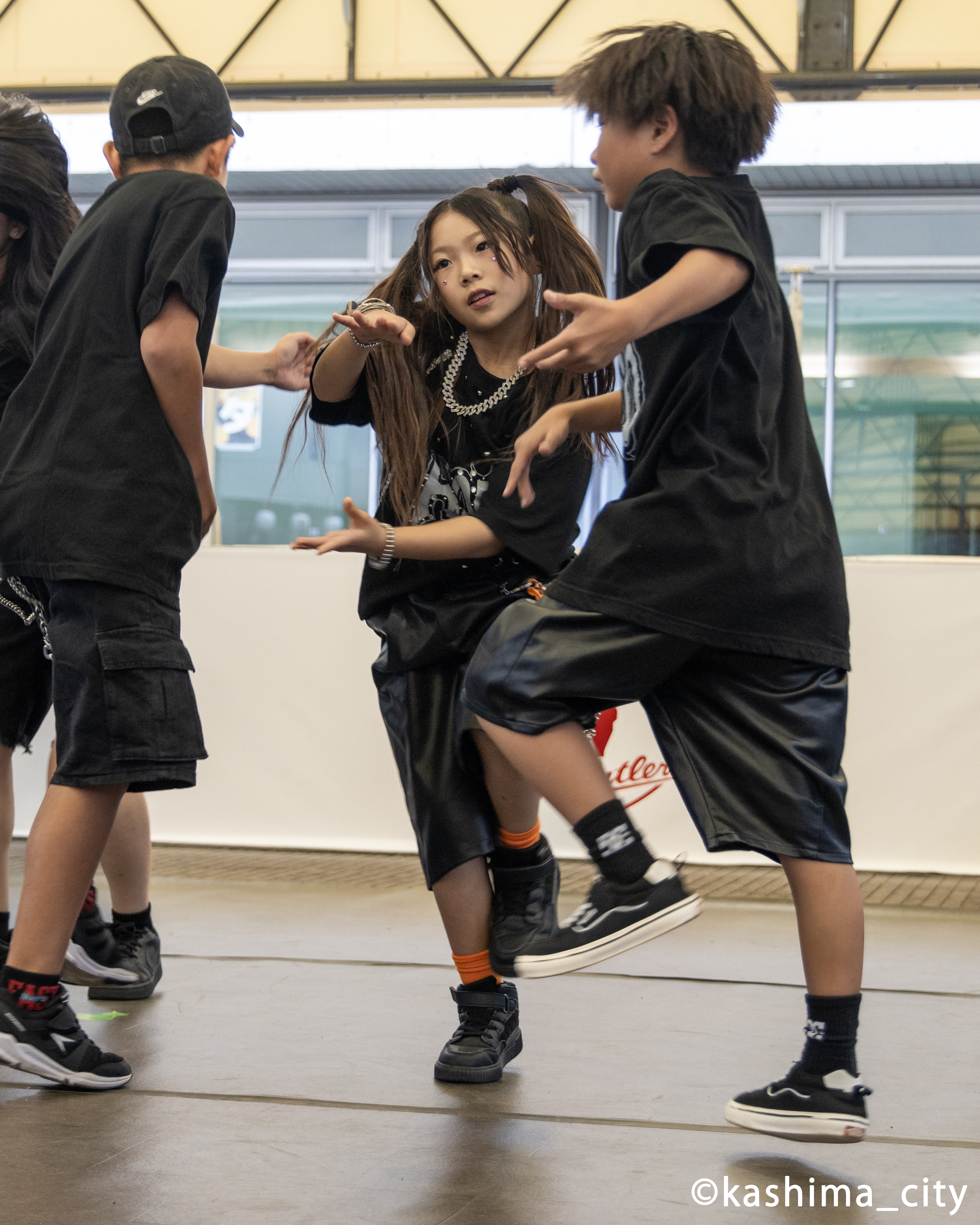 HIPHOPダンスをするツインテールの女の子