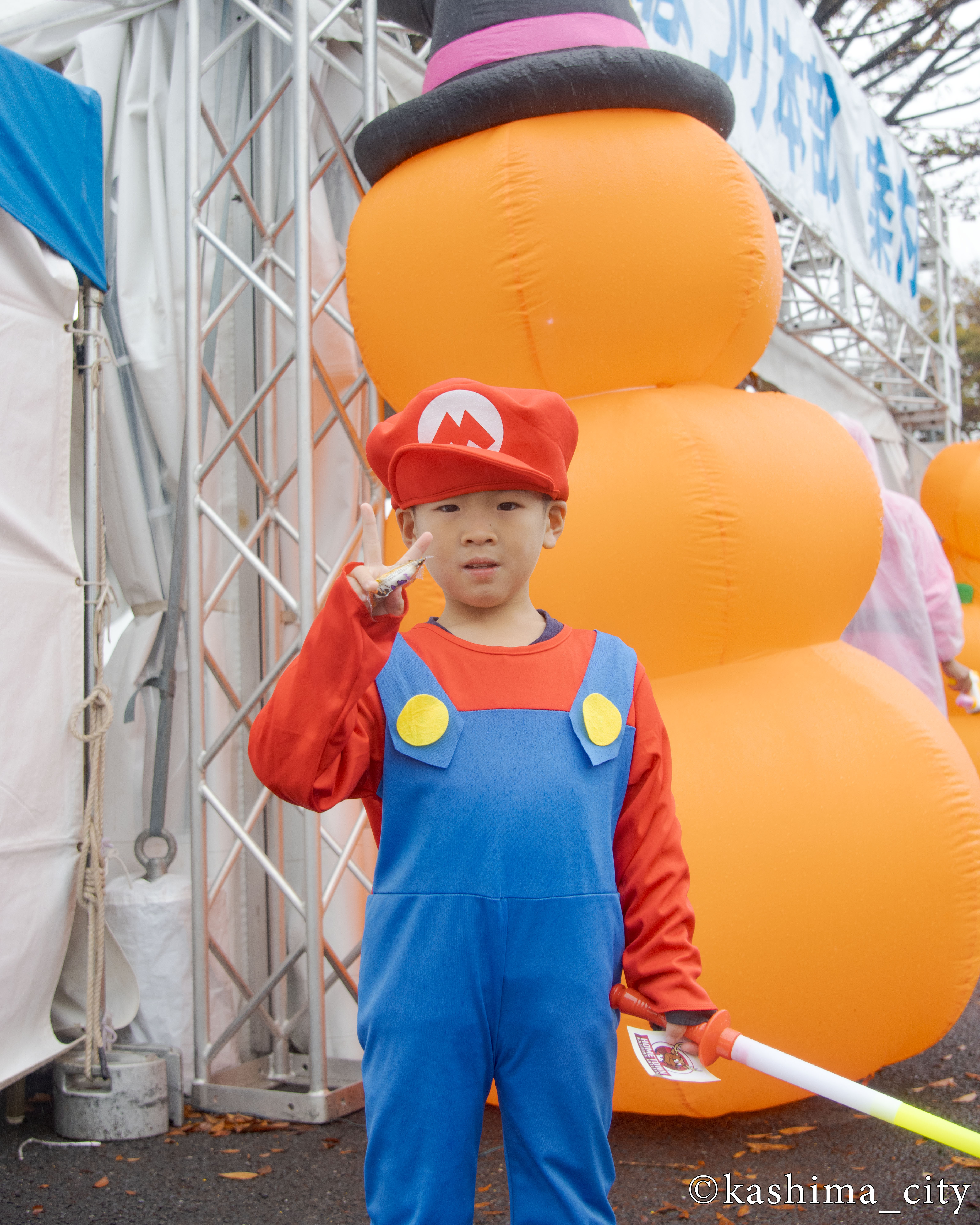 スーパーマリオの仮装をする男の子