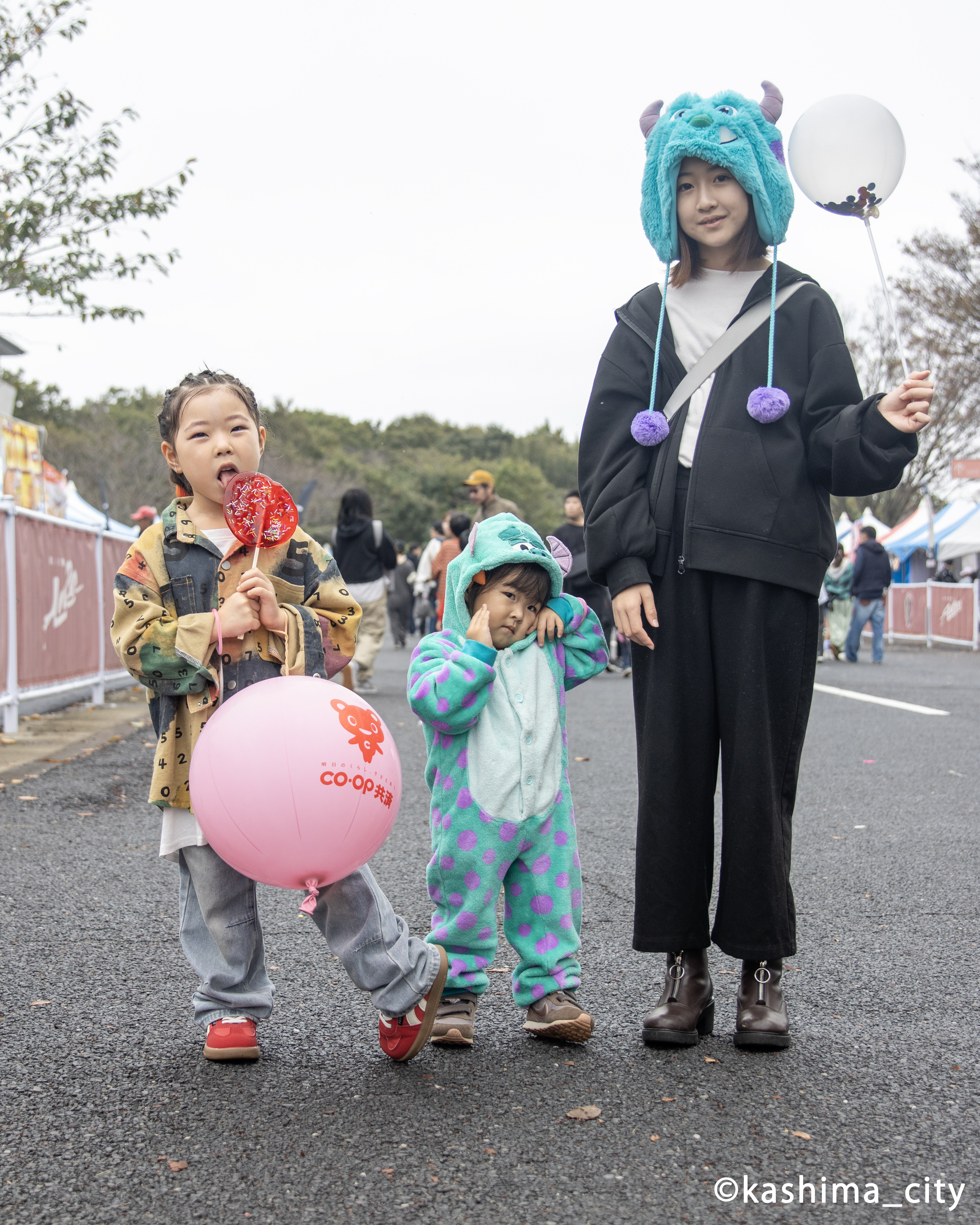 モンスターズインクのサリーの仮装をした姉妹とダンサーの女の子