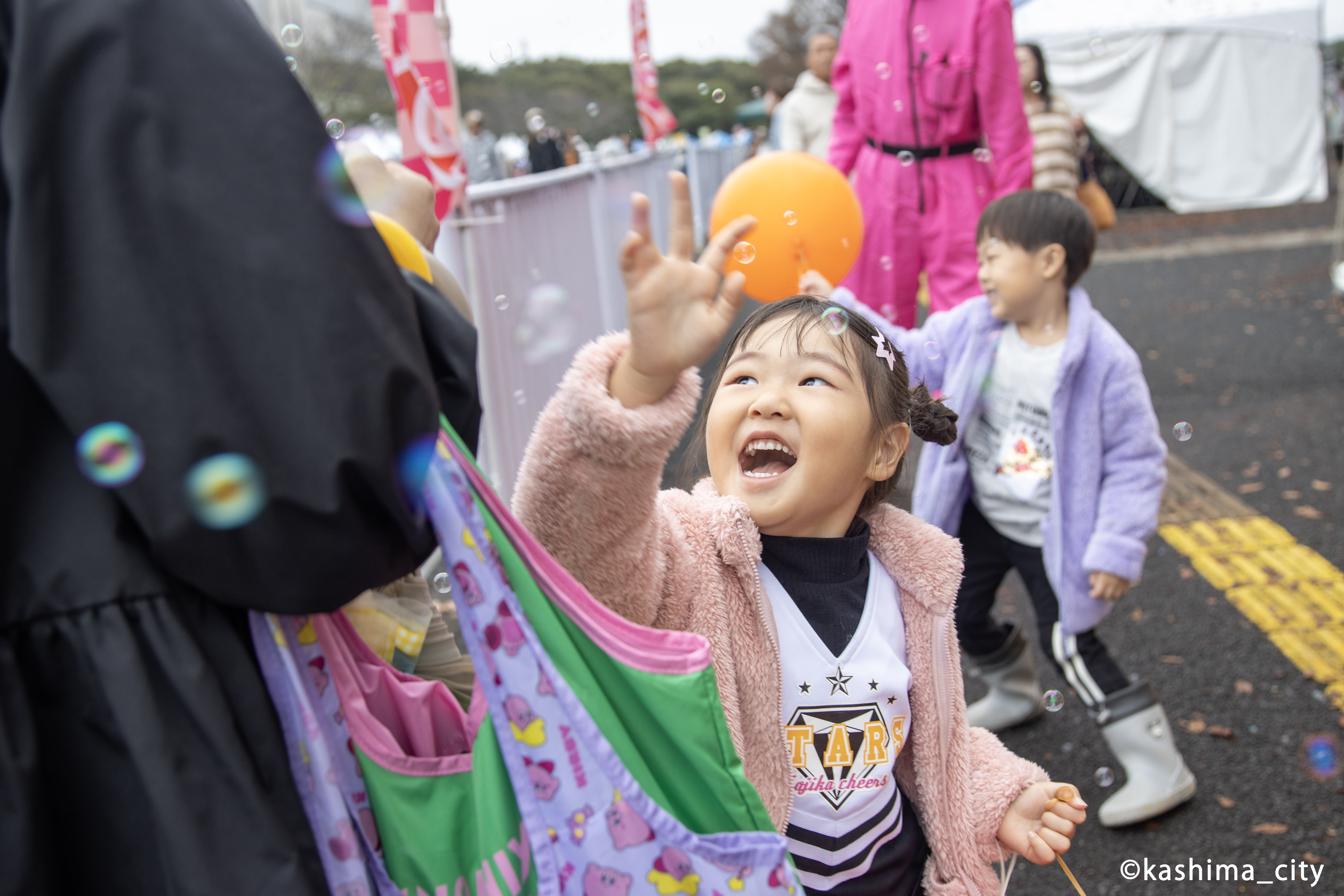 シャボン玉を追いかける女の子
