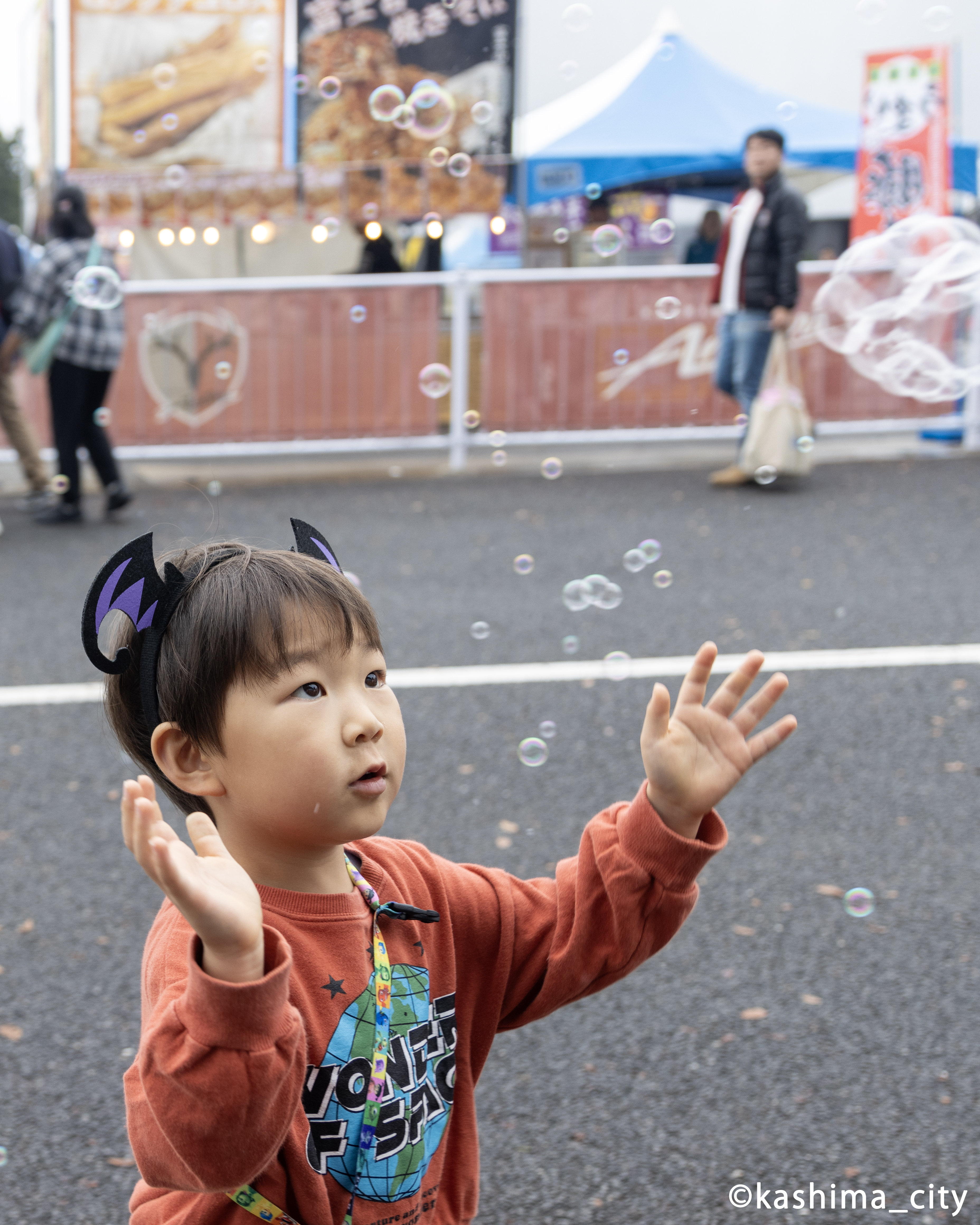 しゃぼん玉を追いかける男の子