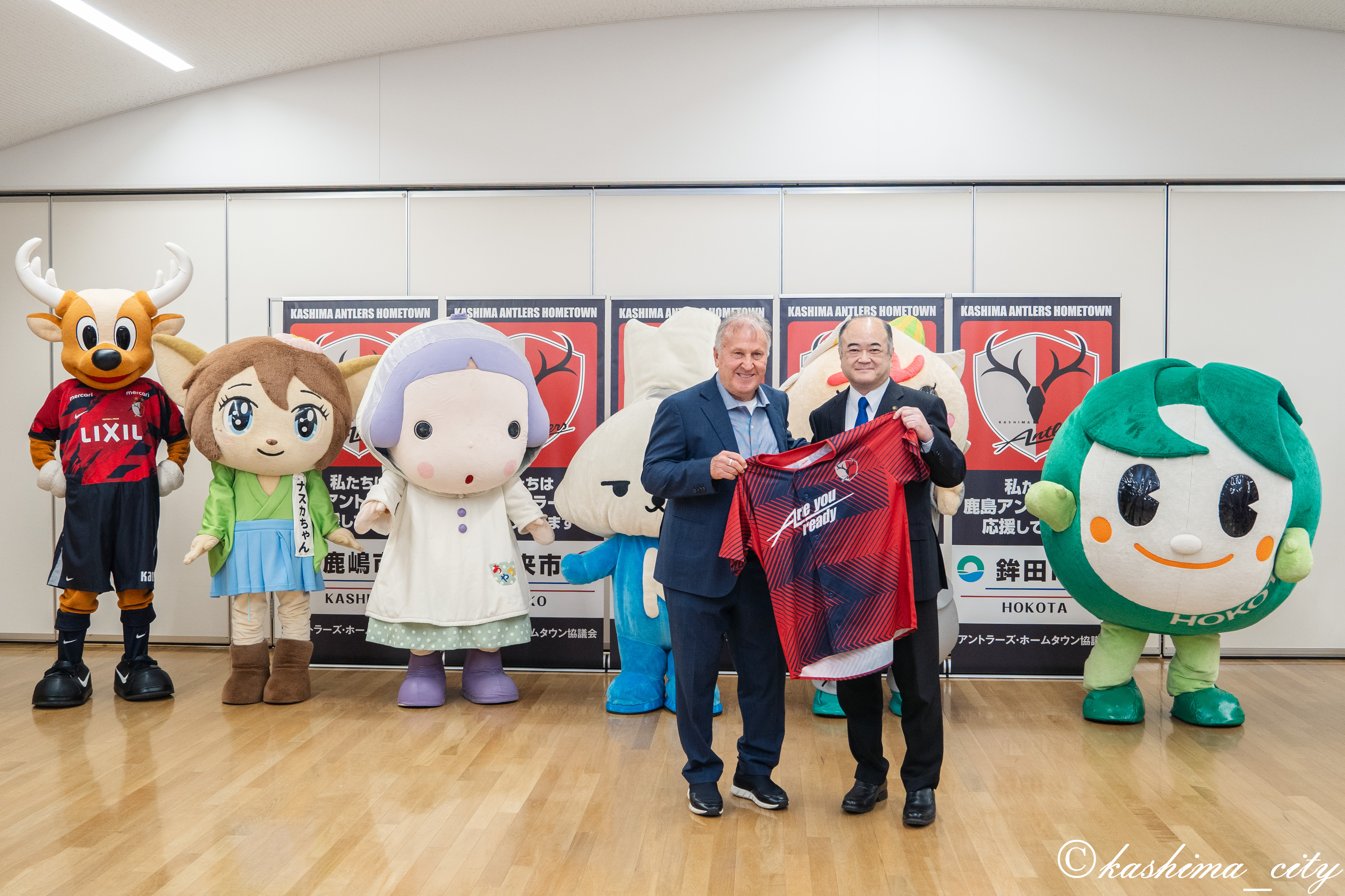 シャツを持つジーコ氏と田口市長