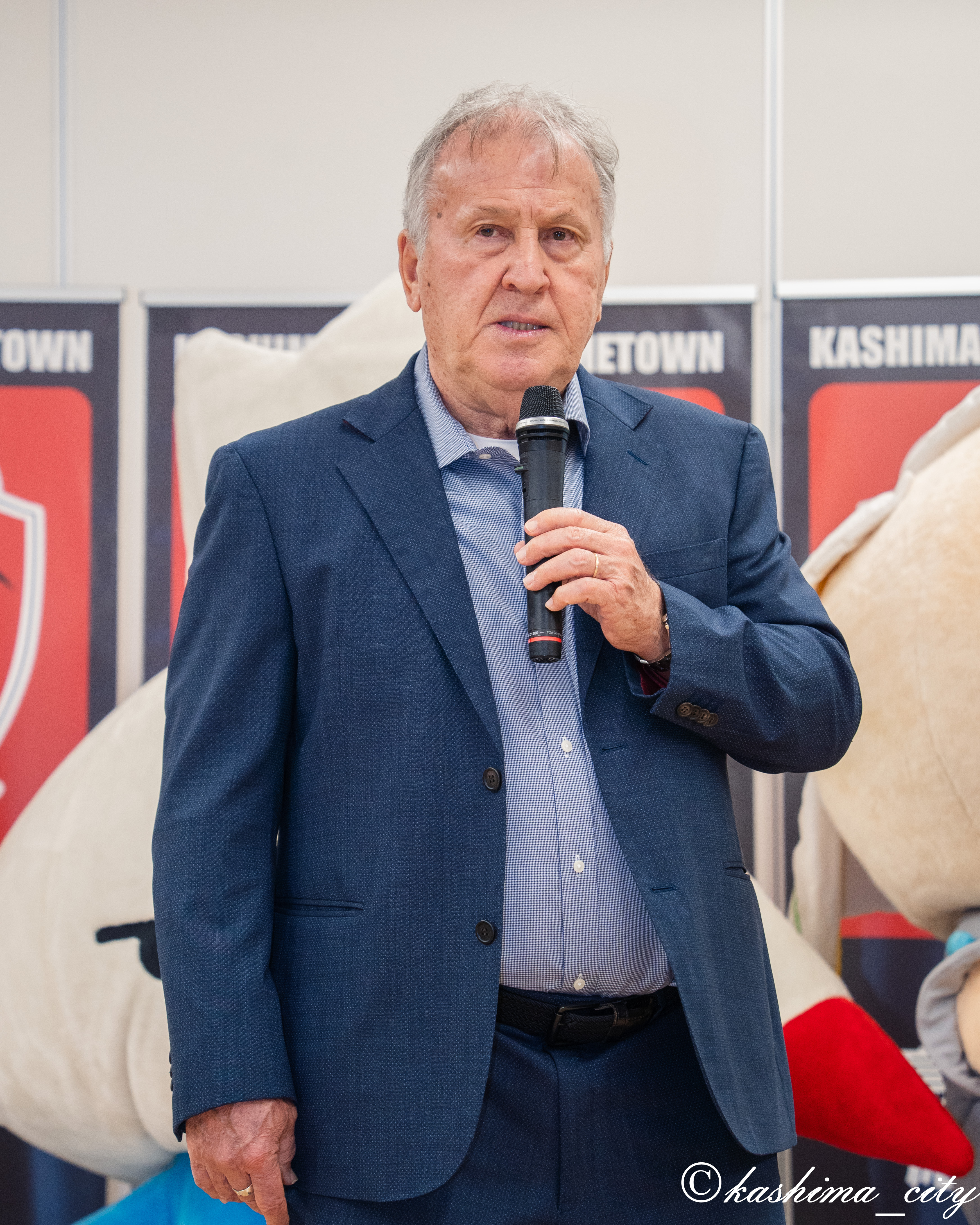 挨拶をするジーコ氏