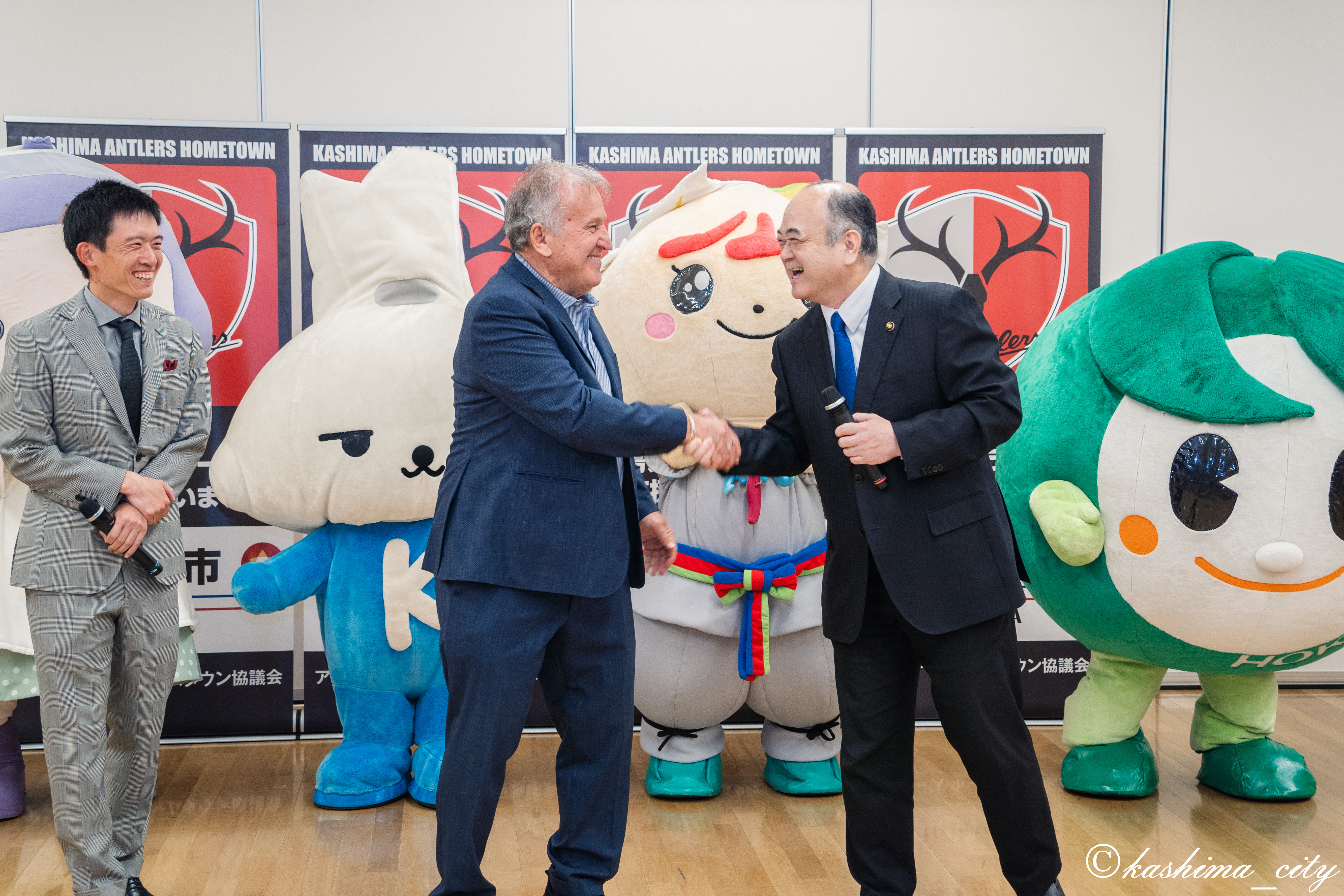 握手するジーコ氏と田口市長