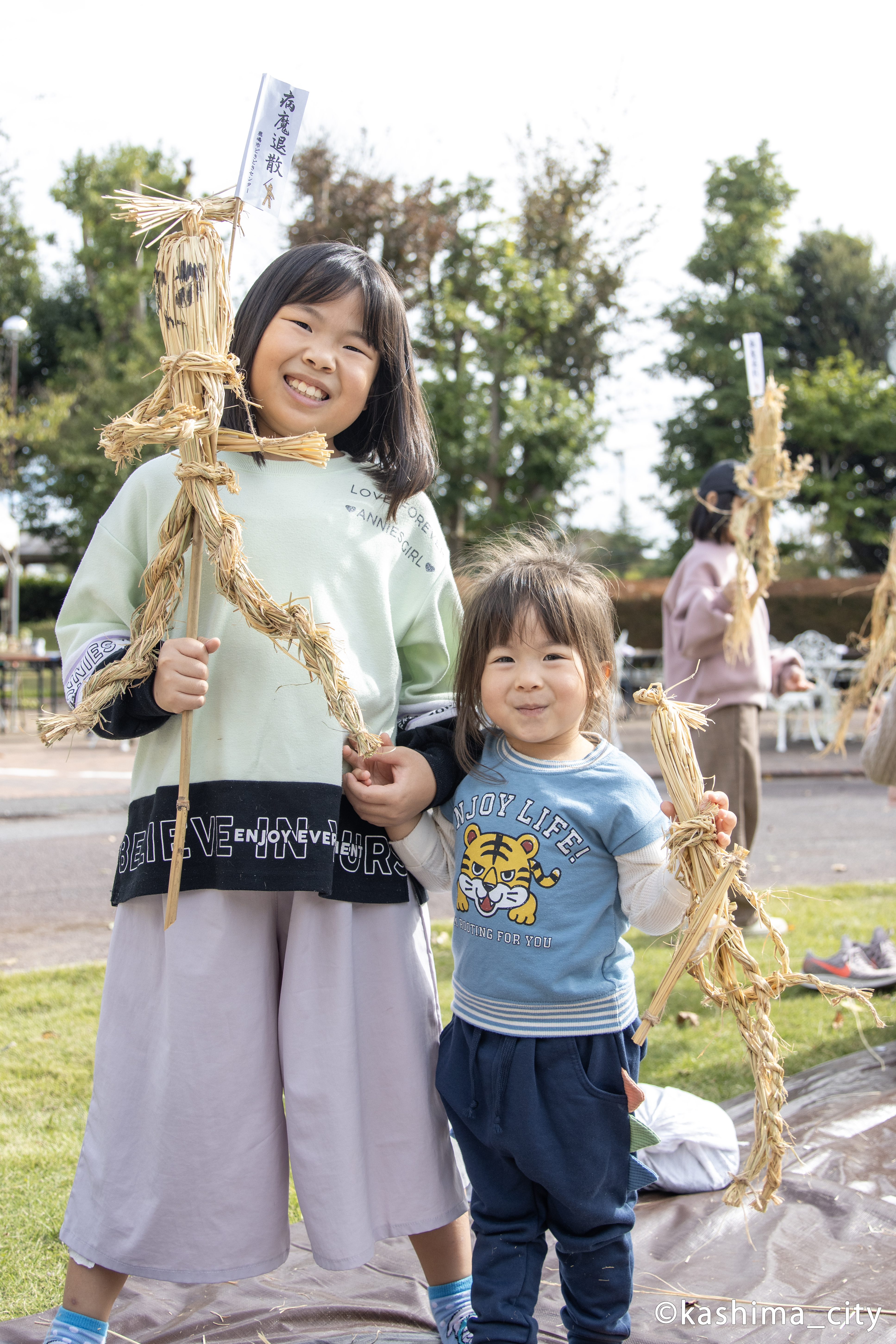 大助人形を作成し終わって笑顔の姉妹