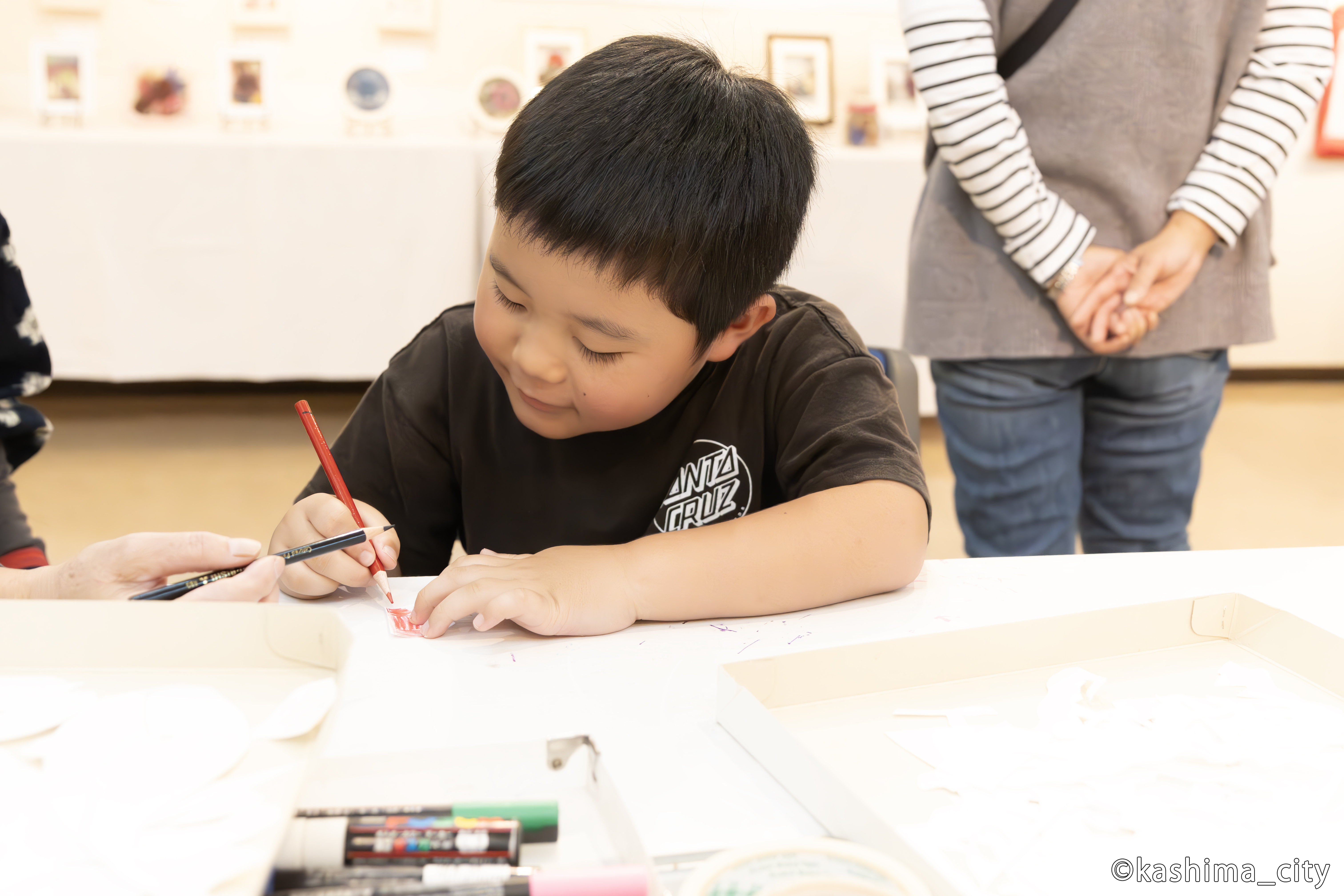 塗り絵体験をする男の子