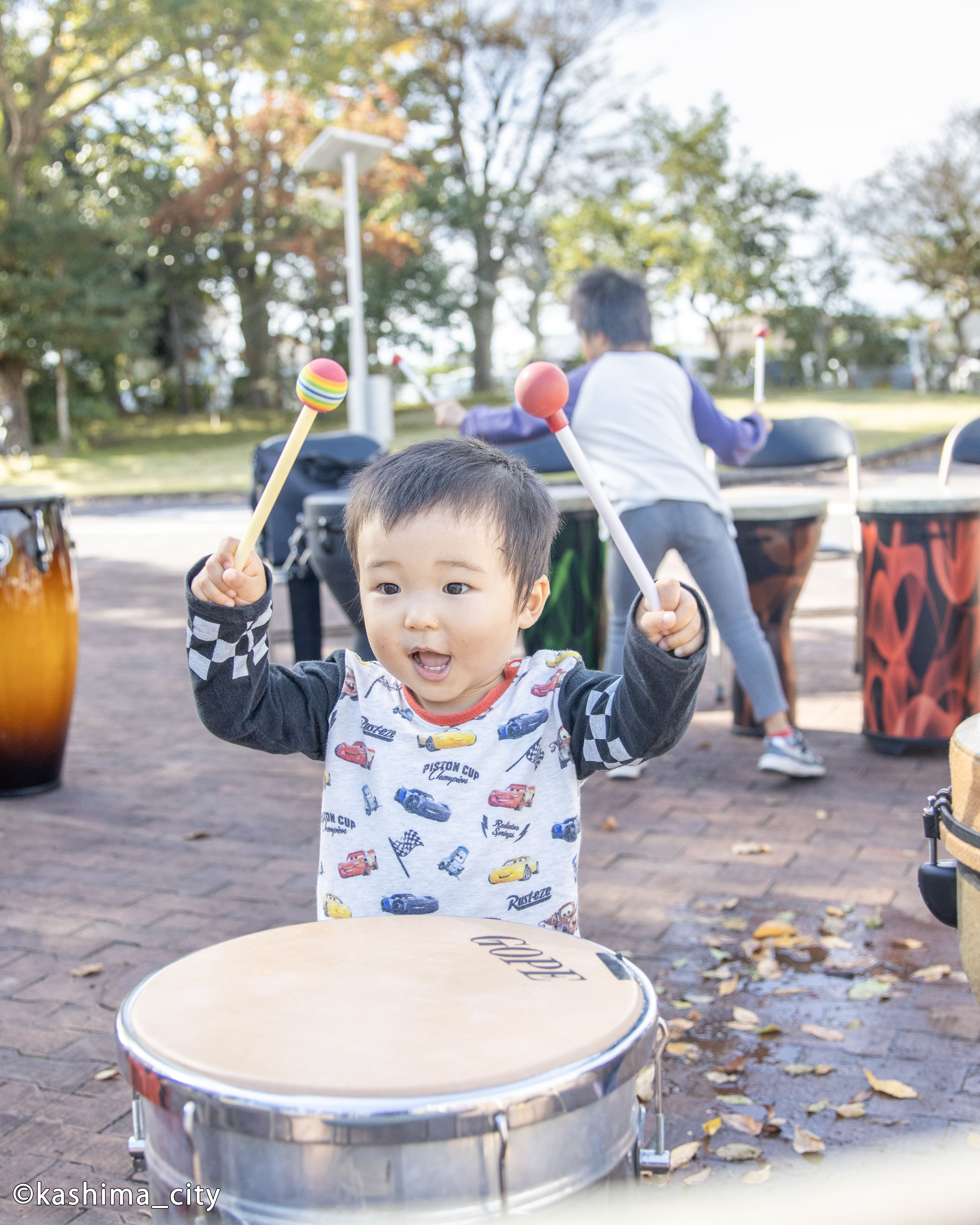 太鼓の体験をする小さな男の子