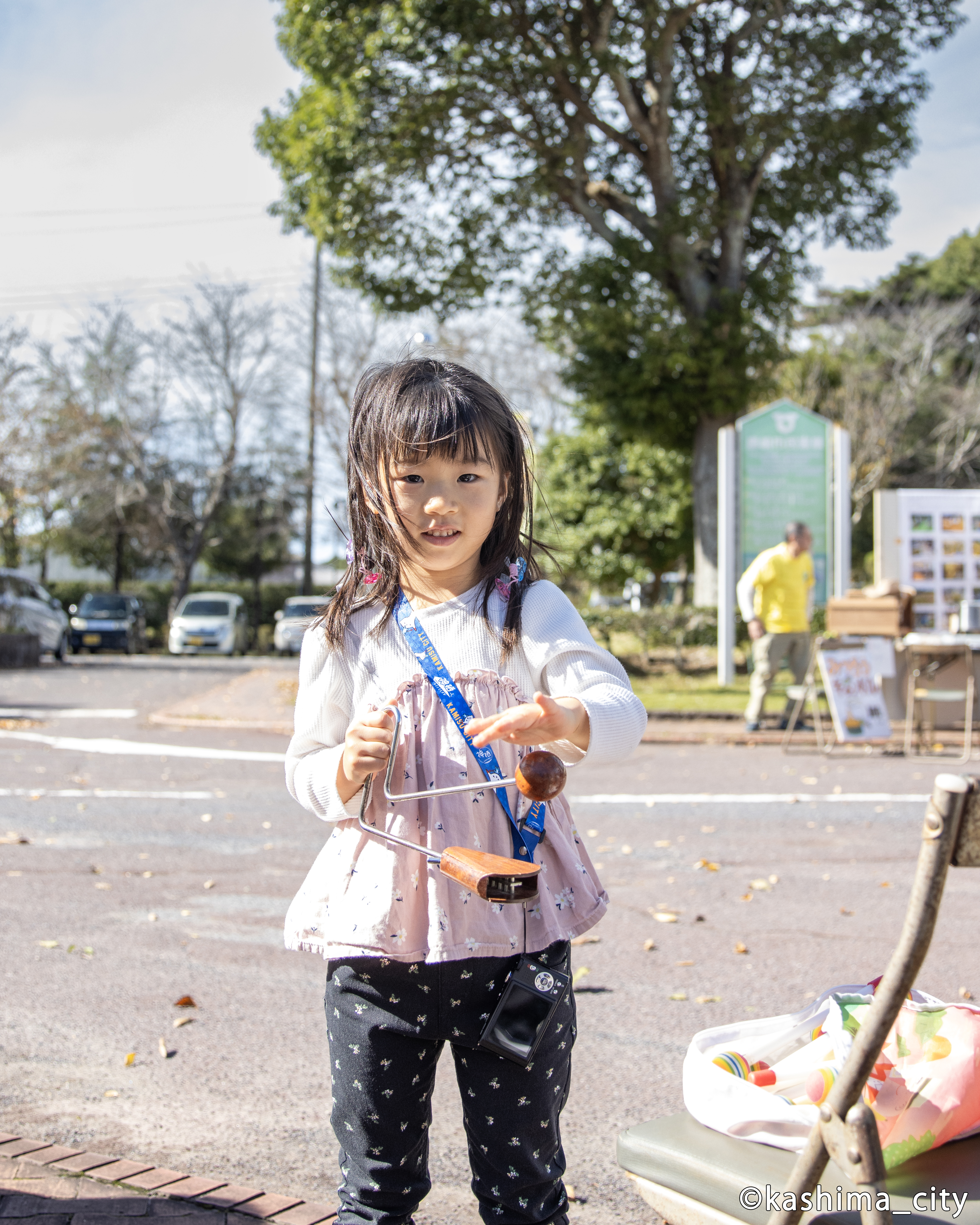 ビブラスラップの体験をする女の子
