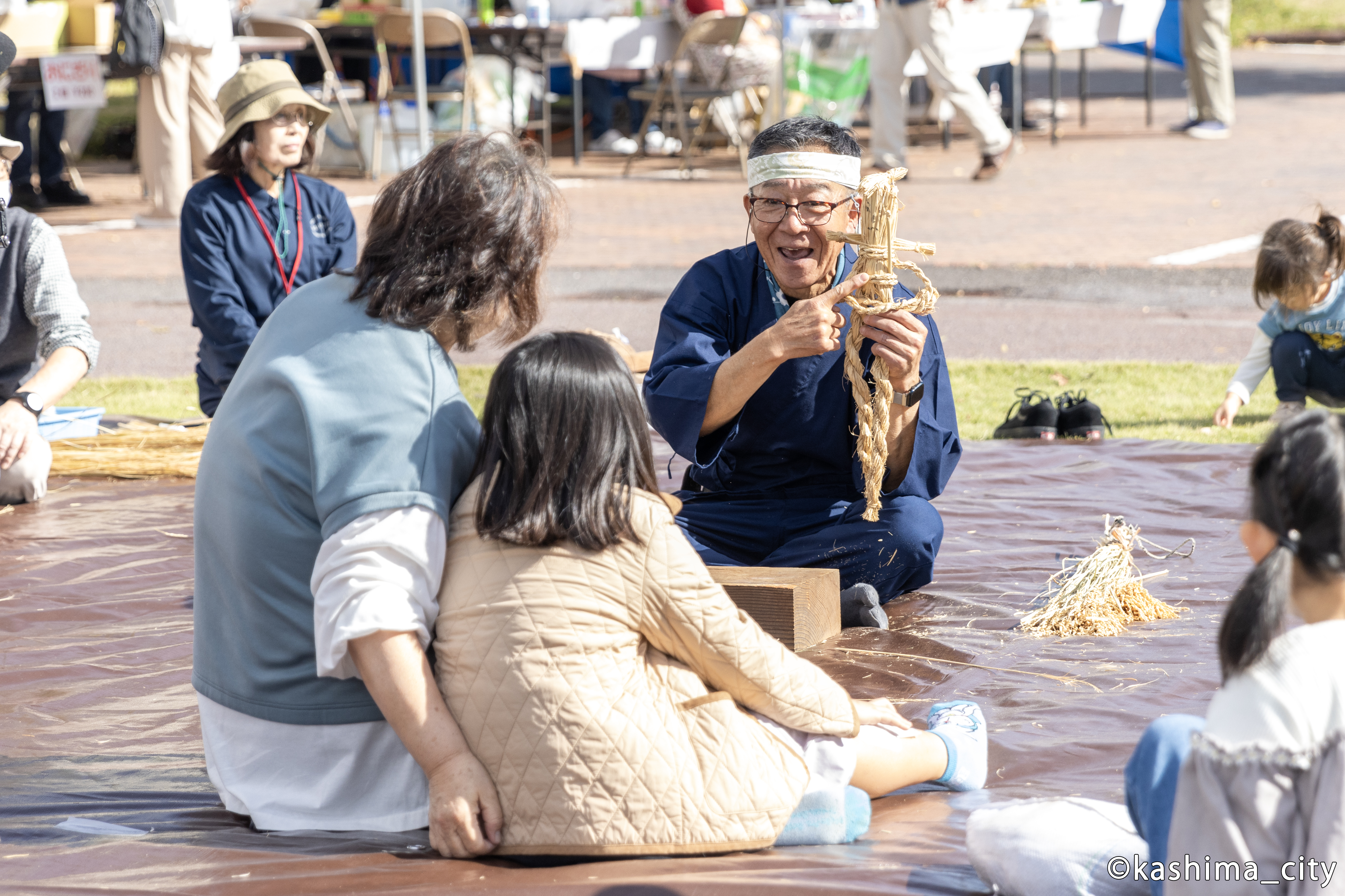 大助人形作りの説明をする講師