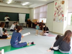 先生のウクレレに興味津々