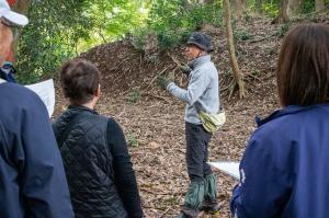 どきどきセンター副センター長から、古墳の作り方の説明を聞きます。