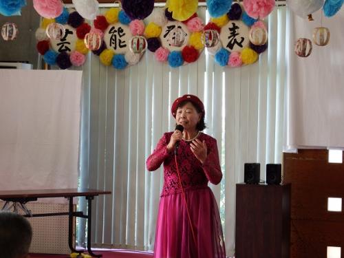 カラオケを熱唱