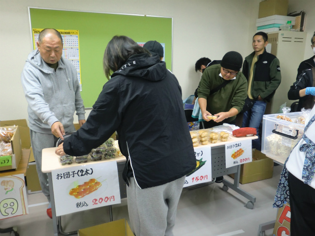 新町区の団子販売