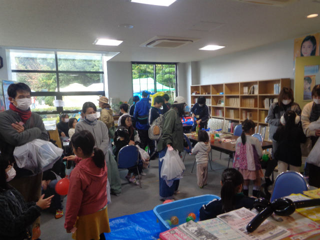 混雑しているロビー