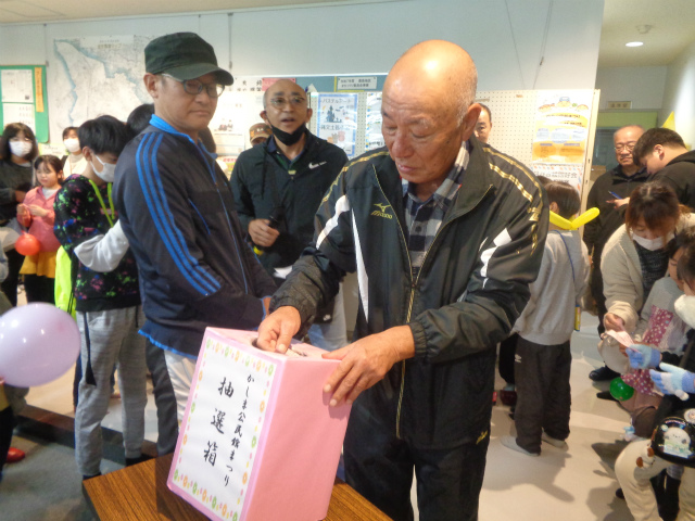 抽選券を引く館長