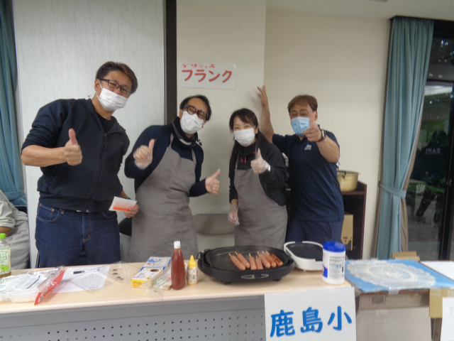 フランクフルトを販売する鹿島小PTA