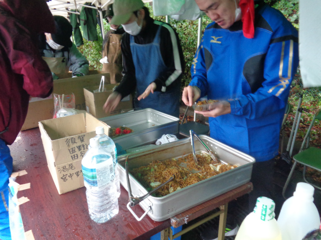 焼きそばを焼く角内区