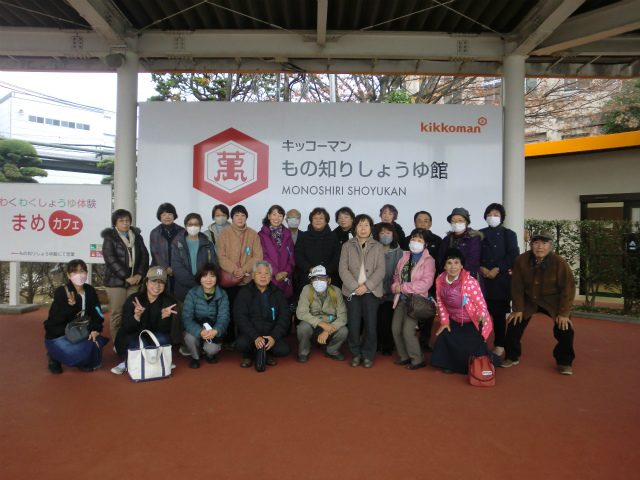 しょうゆ工場の前で集合写真