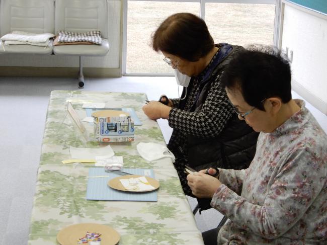 馬の型紙を切っている様子