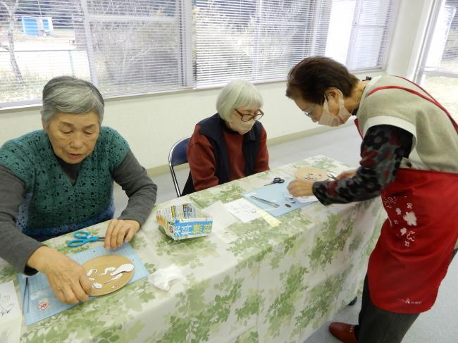 先生に切り方を教わっている様子