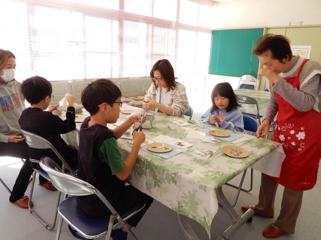 先生に切り方を教わっている子ども達