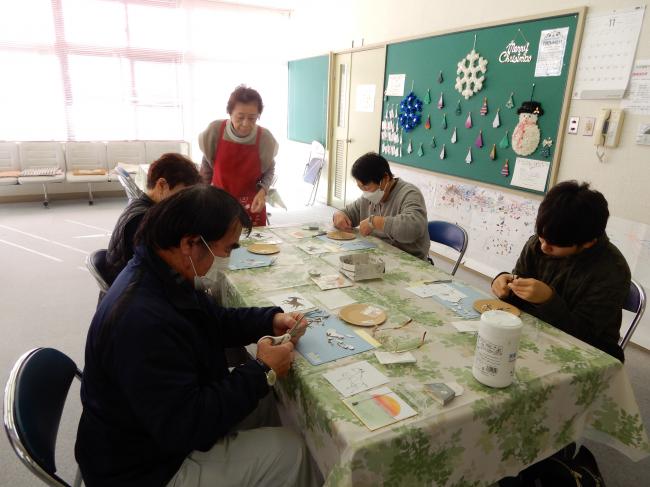 先生に切り方を教わっている大人の方達