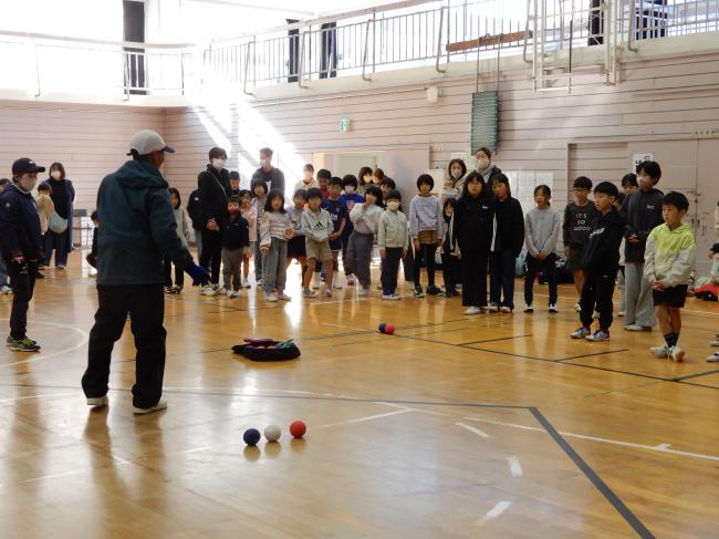 ボッチャのルールの説明を聞いている子ども達