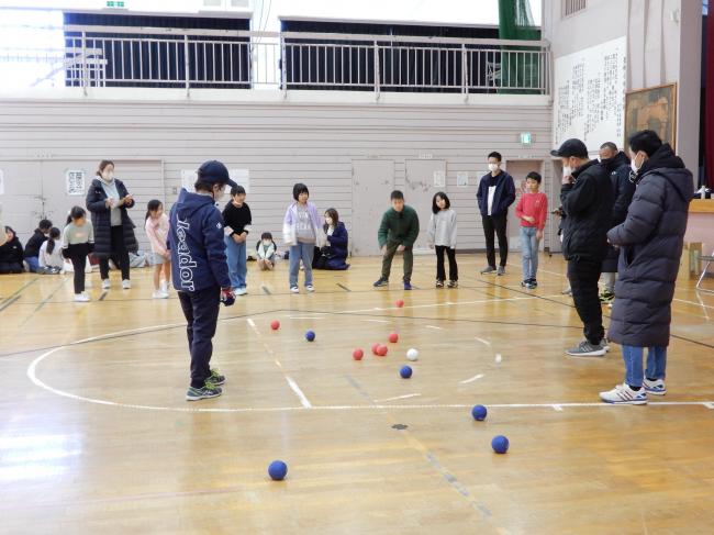 ボッチャゲームをする子ども達