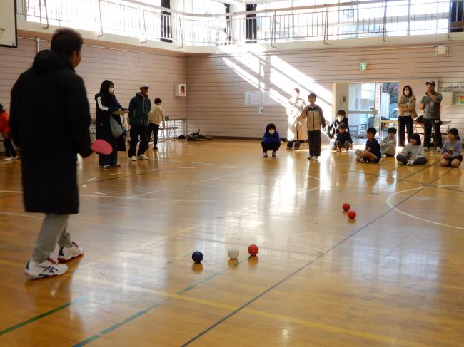 子どもがボールを投げている様子