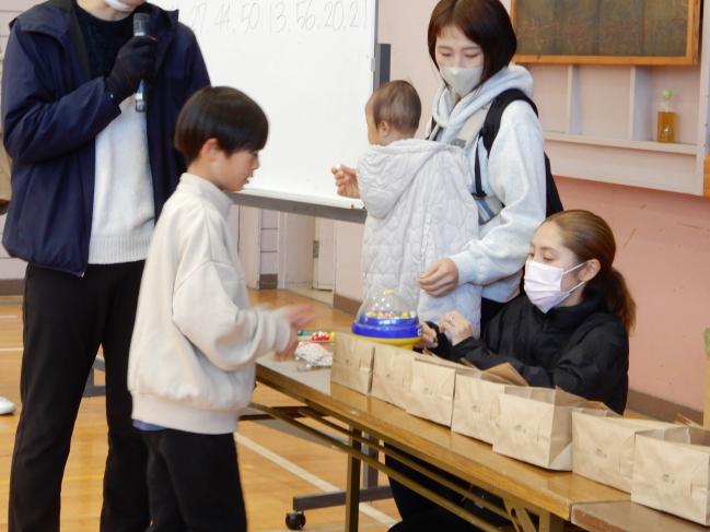 ビンゴになって賞品を選ぶ子どもの様子