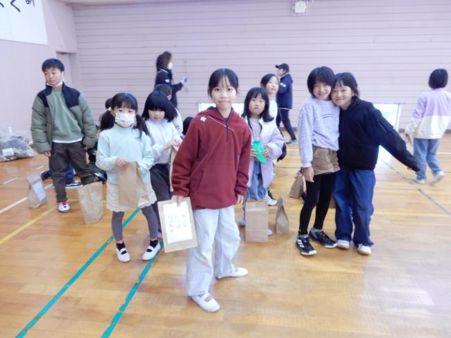 指令ポーズのカードを引いて,モデルさんのポーズをする子ども達