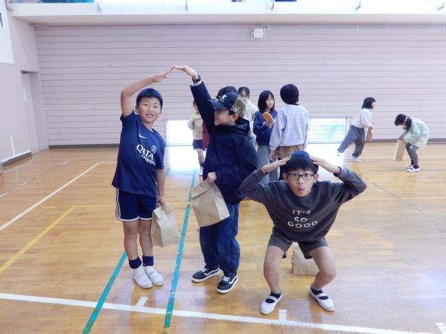 指令ポーズのカードを引いて,キノコのポーズをする子ども達