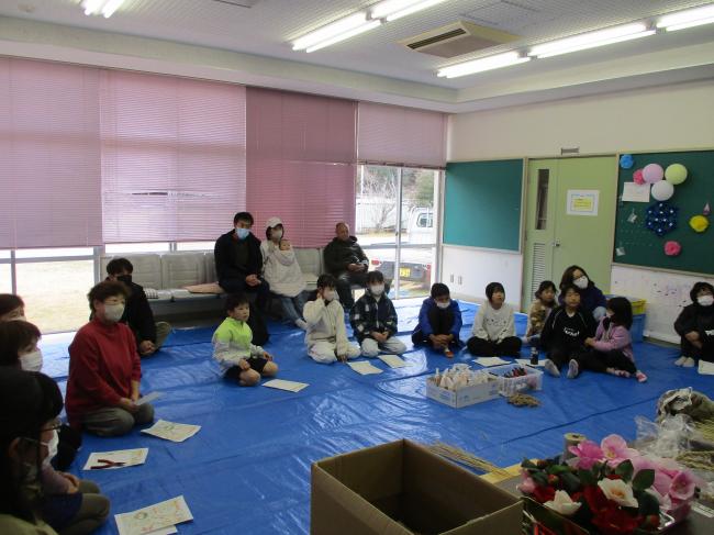 お正月飾りの説明を聞いている参加者の様子