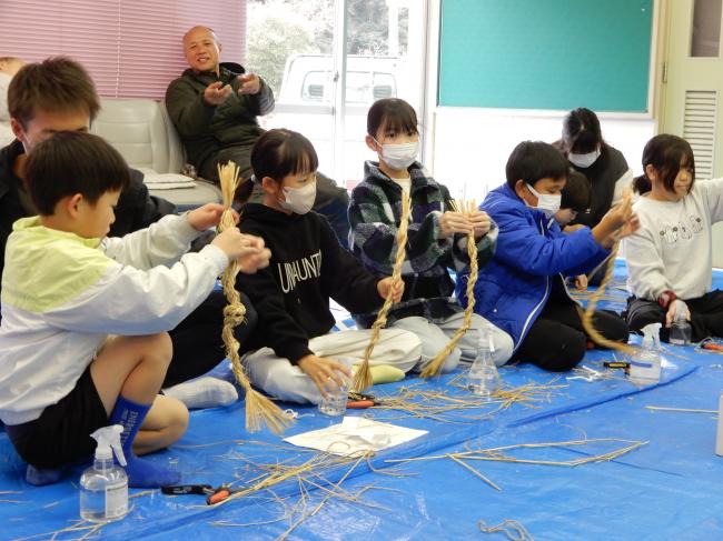 しめ縄が完成した子ども達の様子