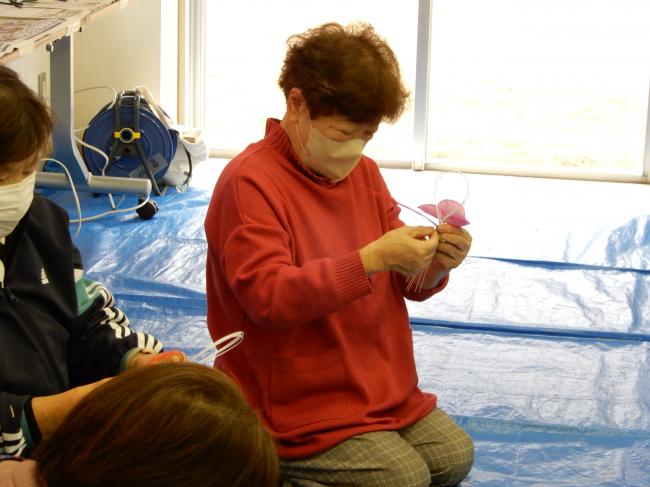 リースにお花を付けるシニア学級の参加者の様子